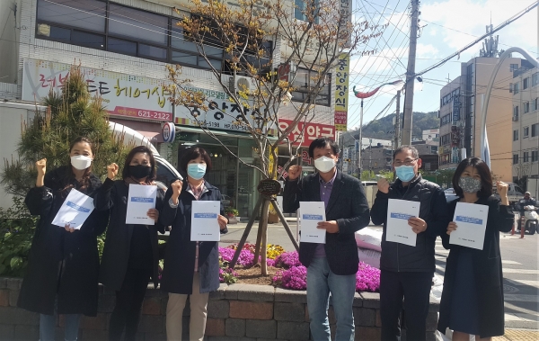 2019년 주민자치회 시범사업 성과보고서 발간을 축하하기 위해 가양2동 주민자치회 임원들이 가양2동 행정복지센터 옆 쌈지공원에 식재된 주민자치회 출범 기념 배롱나무 앞에서 포즈를 취하고 있는 모습