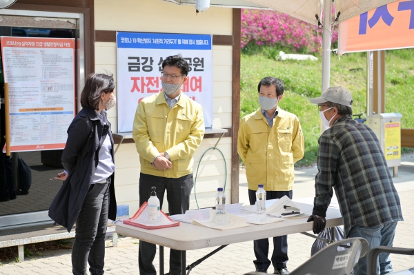 김정섭 공주시장 긴급생활안전자금 접수처 방문 모습