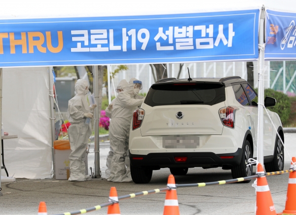 대전월드컵경기장으로 이전해 운영 중인 유성구 선별진료소에서 지난 20일 유증상자에 대한 검체 채취가 이뤄지고 있다.