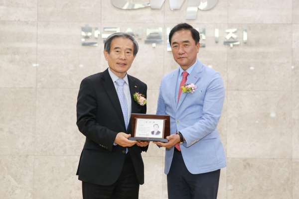정장선 평택시장이 김병숙 사장(좌)에게 평택발전본부 청정연료 전환에 따른 감사패를 전달하고 있다.