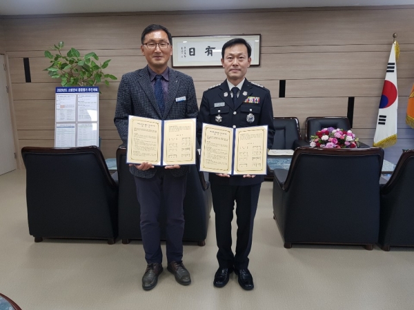 행복보령동행단 업무협약 장면(좌측 임선배 주민생활지원과장 우측 방상천 보령소방서장)