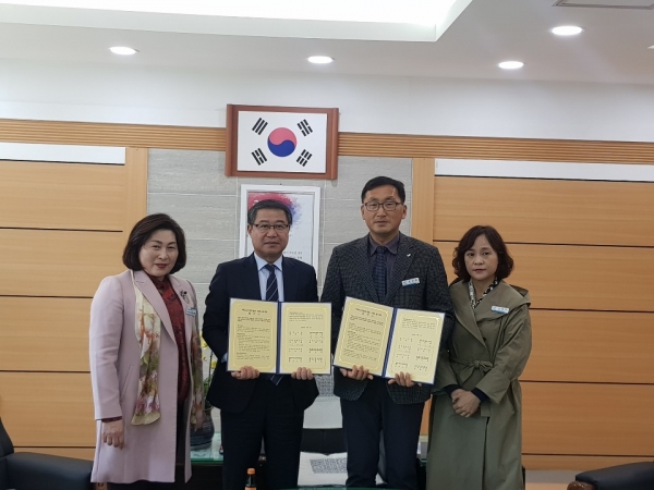 행복보령동행단 업무협약 장면(좌측 두번째 서정문 보령교육지원청 교육장, 세번째 임선배 주민생활지원과장)