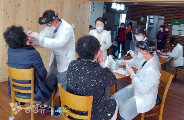 고위험 집단시설 종사자 대상 코로나19 검사 모습