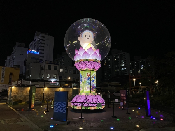 충효예공원의 아기동자 조형물 (야간)