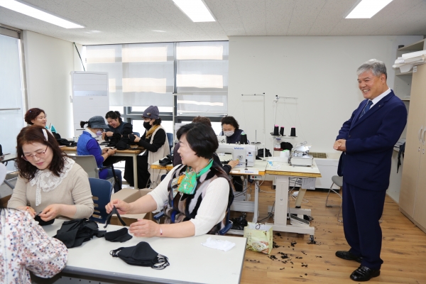 코로나19 대비 천 마스크 제작 모습