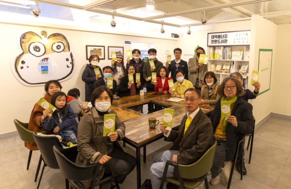 지난 22일 대덕에너지카페에서 한국에너지공단 신재생에너지센터, 대전충남녹색연합과 함께 전 세계적 환경문제인 기후위기의 심각성과 에너지전환의 필요성을 알리기 위해 에너지전환갤러리 ‘내일’ 개관