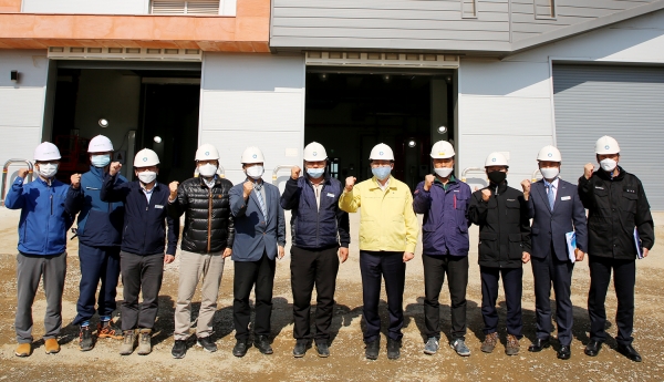 맹정호 서산시장이 자원순환형 바이오가스화시설 사업 현장을 방문해 추진 상황을 점검하고 있다.