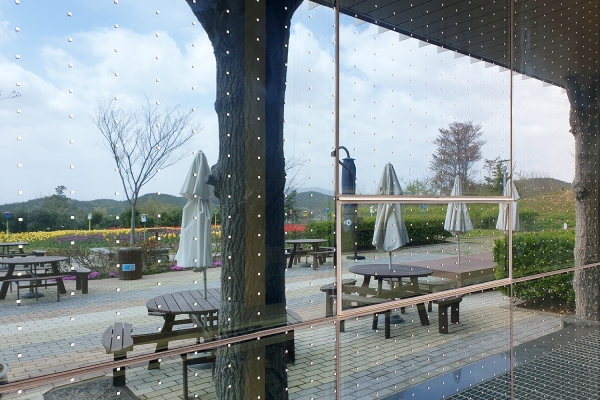 버드랜드에 설치된 조류충돌 방지테이프