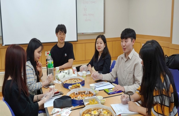 지난 2019년, 한밭대가 운영한 공기업 취업동아리 ‘JOB’의 학생들이 취업도전을 위해 토론하는 모습