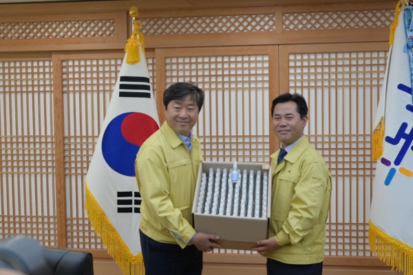 박정현 부여군수 손소독제 전달장면