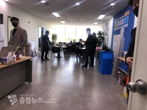 대전지검 관계자들이 24일 오전 대전 중구 용두동 더불어민주당 소속 황운하 대전 중구 당선인 지역 사무실을 압수수색 하고 있다.