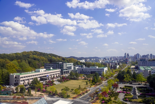 봄 전경 도서관-대학본부(2020