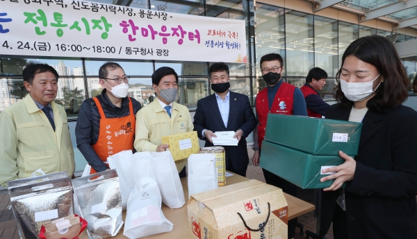 동구청 직원이 찾아가는 전통시장 한마음장터를 통해 미리 구매한 상품을 가져가고 있다