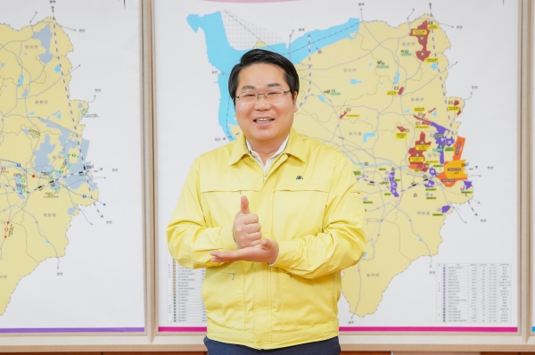 오세현 아산시장이 ‘존경’과 ‘자부심’의 뜻을 지닌 수어 동작을 하며 ‘덕분에 캠페인’에 동참하고 있다.