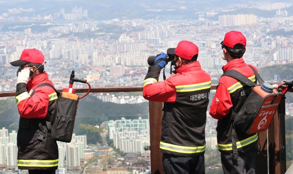 산불감시요원들의 식장산 정상 근무 모습