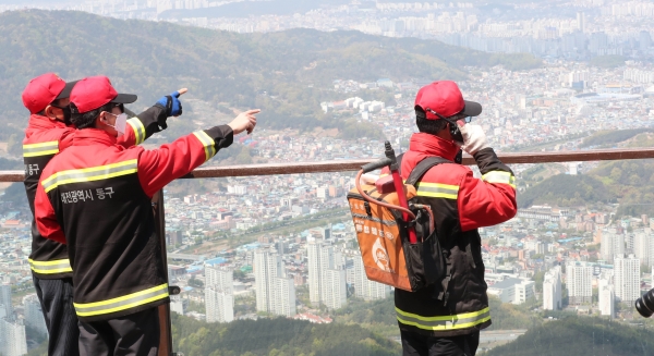 산불감시요원들의 식장산 정상 근무 모습