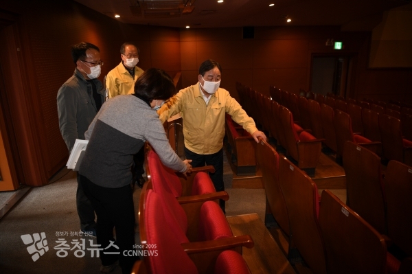 황선봉 군수가 예산군문예회관 리모델링 현장을 점검하는 모습