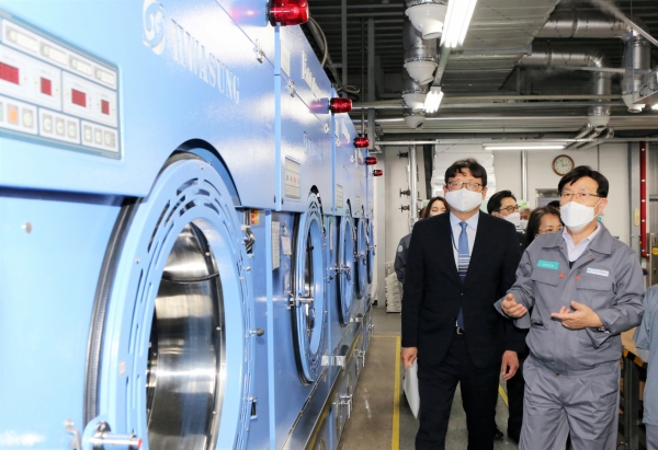 한국동그라미파트너스에 방문한 고용노동부와 한국장애인고용공단 주요 관계자들이 '세탁장'을 둘러보고 있다. (오른쪽부터 최창희 한국동그라미파트너스 대표, 권기섭 고용노동부 고용정책실장)