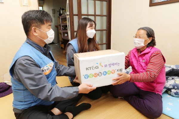 신탄진공장 직원들이 소외이웃 가정을 방문해 도시락을 전달하는 모습