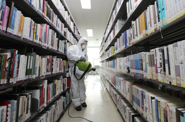 동구 보건소 직원들이 가오도서관 부분 개관을 앞두고 코로나19 특별 방역을 실시하고 있다