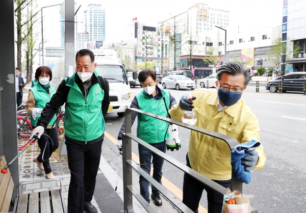 정용래 유성구청장과 시민사회단체 회원들이 온천역 일원에서 코로나19 확산 방지를 위해 생활방역 실시