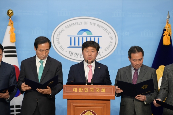 황 시장은 28일 국회 소통관에서 지속가능한 복지체계를 위한 복지대타협 안을 발표하고, 수용을 촉구하는 ‘복지대타협 성명서’를 발표했다.