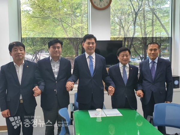 (왼쪽부터) 김찬술 시의원, 김종천 시의회 의장, 박영순 당선자, 윤용대 시의회 부의장, 이종호 시의회 복환위원장