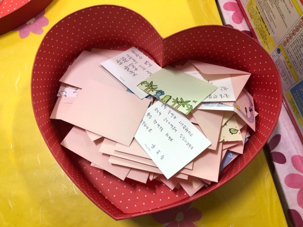 임직원들은 선물과 함께 직접 손편지를 작성하는 등 특별함을 더했다.