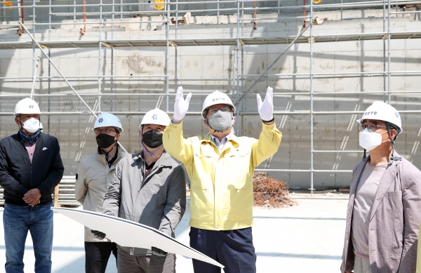 정용래 유성구청장이 29일 신성동 유성종합스포츠센터 신축현장에서 안전점검을 위한 현장행정을 펼치고 있다