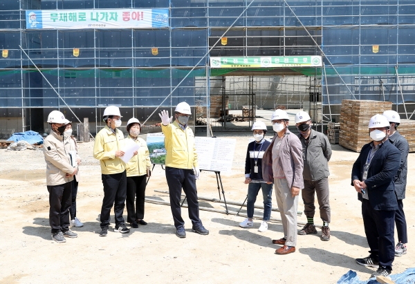 유성구청장이 29일 신성동 유성종합스포츠센터 신축현장에서 안전점검 위한 현장행정