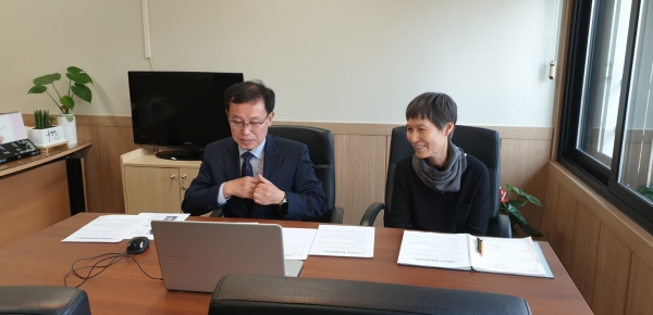 관내 중학교에 신규 교장으로 부임한 여섯 명의 교장과 화상회의 진행