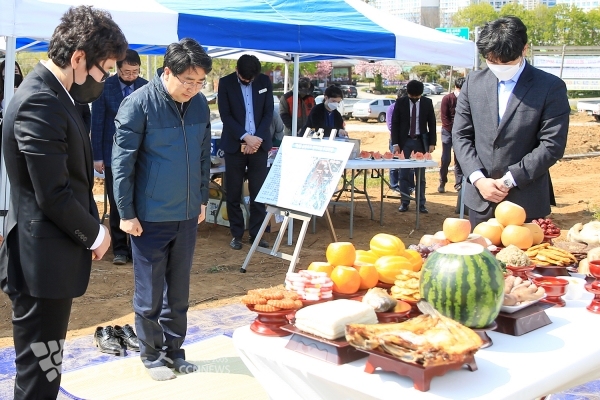 맹정호 서산시장이 29일 석남동 공동묘지에서 정비사업 추진에 따른 합동 위령제에서 분향 및 헌주하고 있다.