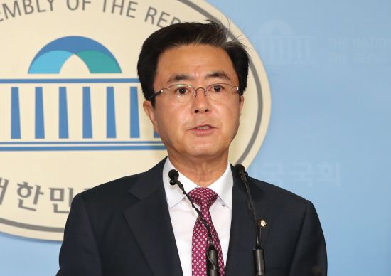 3일 오전 원내대표 출마 기자회견을 하고 있는 김태흠 의원