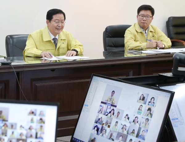 지난 1일 청사 보라매실에서 장종태 구청장과 23개 동장이 참여한 가운데 영상회의 시스템 시연회를 가졌다.