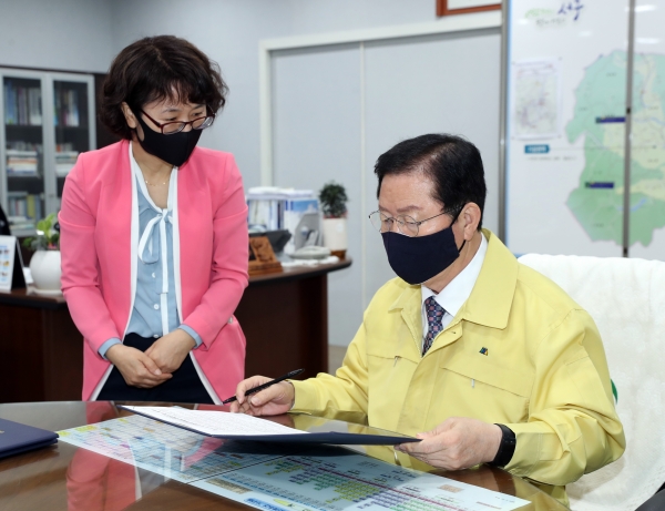 지난 1일 대전 서구(구청장 장종태)는 코로나19 위기 극복 대응의 일환으로, 자가격리자에게 생필품지원키트 배부사업을 위한 지역전통시장활성화 협약을 비대면으로 진행했다