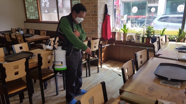 지난 1일 구즉동의 한 식당 관계자가 구즉동 행정복지센터에서 대여한 방역 물품을 사용해 식당 내 자체방역을 실시하고 있다.