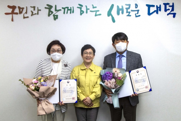 지난달 28일 구청에서 박정현 대덕구청장(가운데)이 대덕구어린이급식관리지원센터 김진희 센터장(왼쪽)과 덕암영아어린이집 오선진원장(오른쪽)에게 표창장을 전수했다.