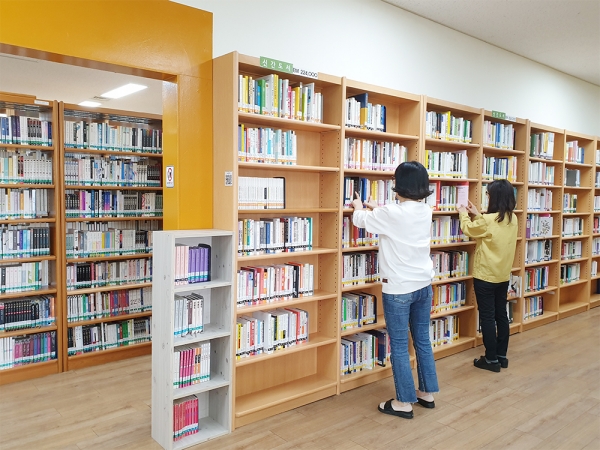 도서관 직원들이 도서대출 시행을 앞두고 도서정리를 하고 있다.