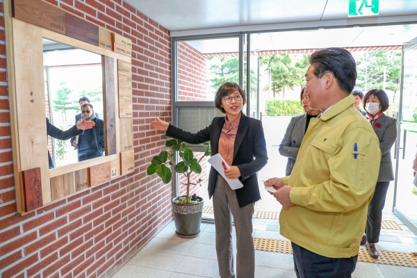 김홍장 시장이 센터의 현장 점검 모습
