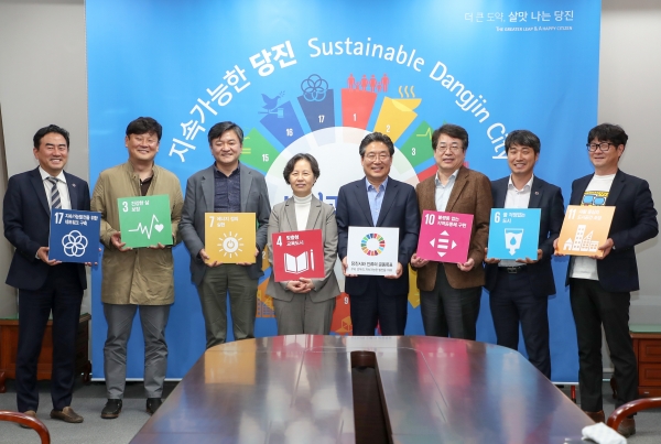 지속가능발전 워크숍 / 김홍장시장 왼쪽1 이선경위원장, 왼쪽2 오수길교수, 오른쪽1 김병완교수, 양준화사무총장, 이창언 교수