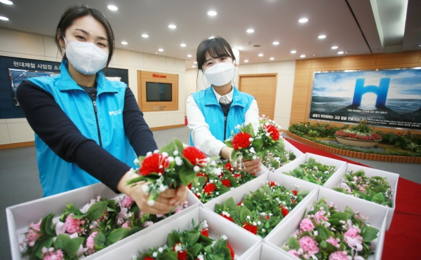 노인·장애인시설 21곳에거주하는 960명어르신들에게는 비누로 만든 카네이션 꽃사지와 손세정제, 생필품을 전했다.