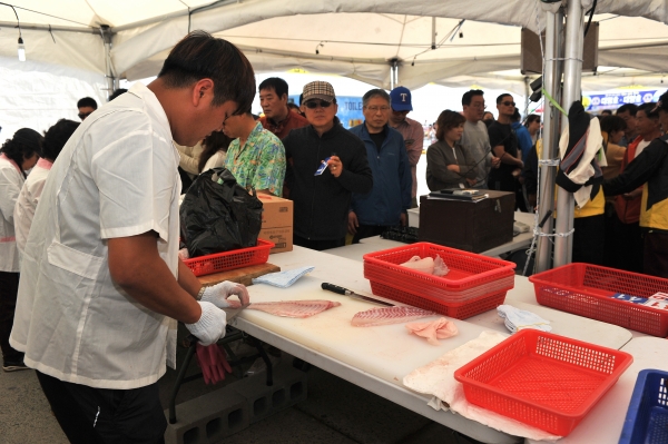 ‘자연산 광어·도미 특판행사 실시’ (2019 광어도미축제 모습)
