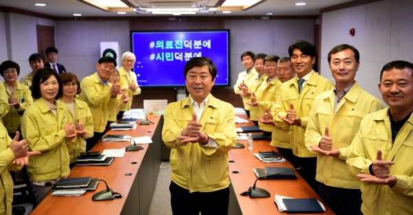 황명선 시장과 간부공무원들이 덕분에 챌린지 캠페인에 동참하는 모습