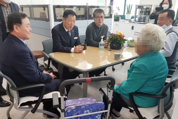 80대 어르신의 성금 기탁 모습