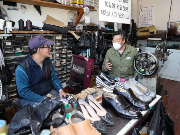 태안읍의 한 상가를 방문해 ‘소상공인 생활안정자금’을 홍보하고 있는 가세로 군수 모습.
