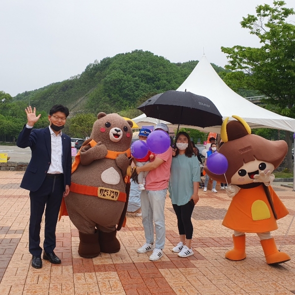 김정섭 시장, 지난 5일 석장리박물관에서 코로나19로 개학 연기와 어린이날 기념식 취소 등으로 실의에 빠진 어린이들을 찾아 격려했다