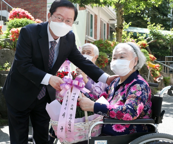 제48회 어버이날을 맞아 6일 구 양묘장에서 직접 재배한 카네이션을 관내 독거노인 9,000여 세대와 노인복지시설 및 복지관 45개소에 전달했다.