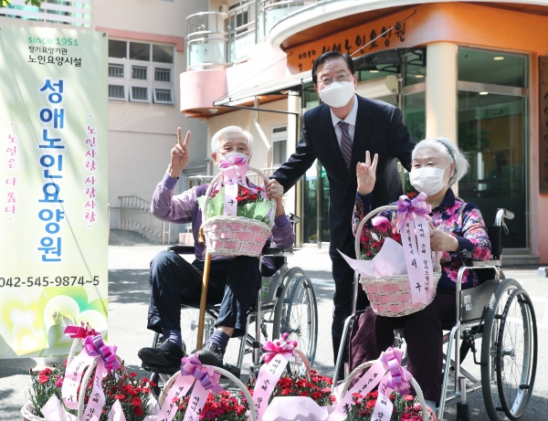 장종태 구청장, 양로원 방문 어버이날 어르신 위문