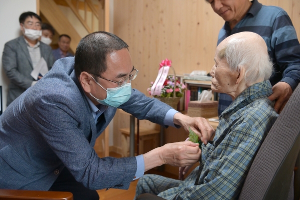 공주시 어버이날 맞이 어르신 카네이션 전달 사진