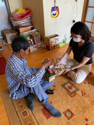 금산군치매안심센터의 어버이날 효 실천 이벤트 모습
